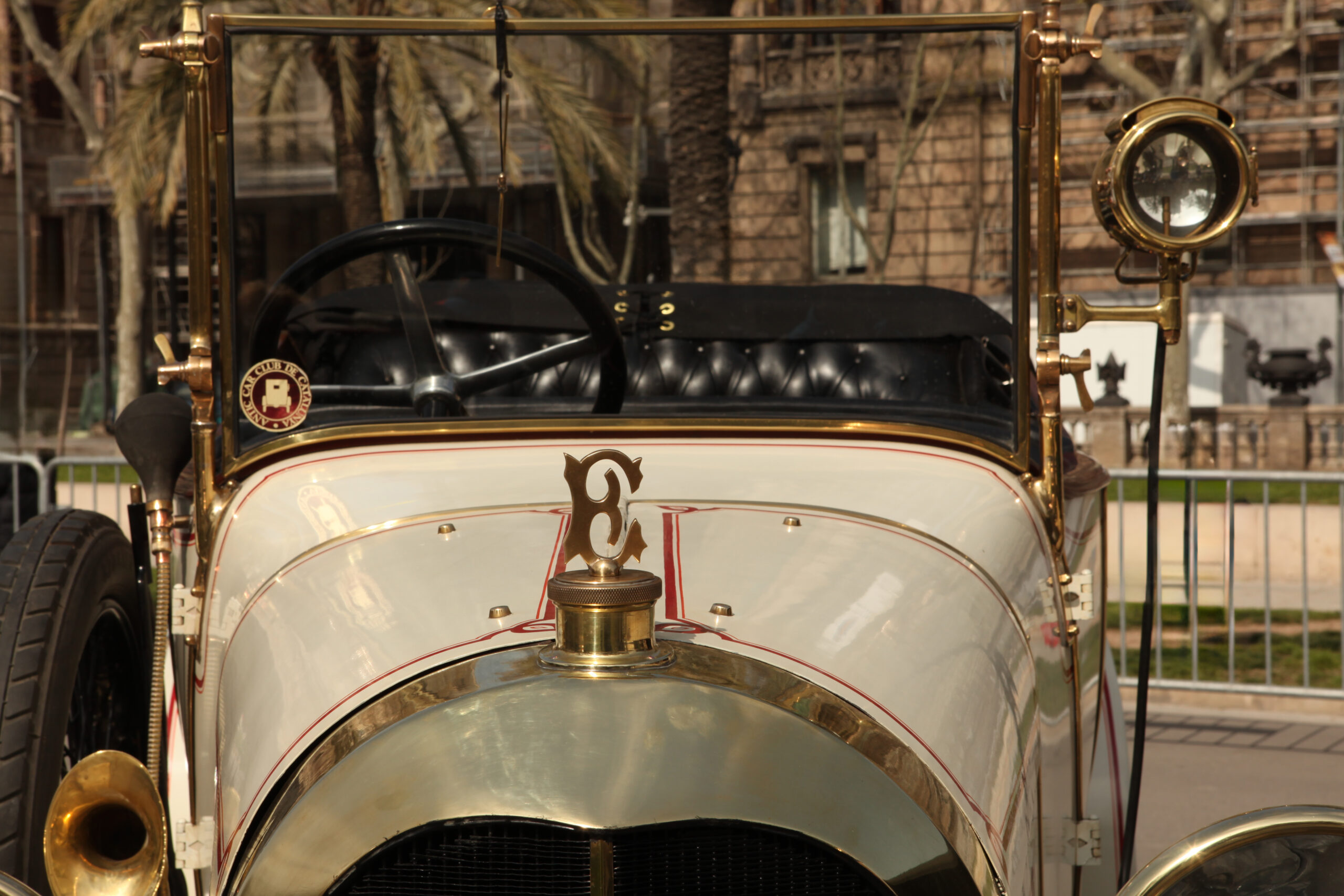 1918 Elizalde "E" hood ornament. (photo by Quim Massana)